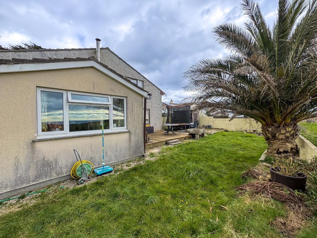 Lot: 128 - DETACHED PROPERTY IN GOOD LOCATION - Rear lawned garden and rear elevation of property